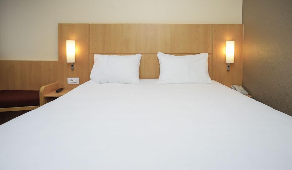 Ibis Nemours Hotel Exterior photo